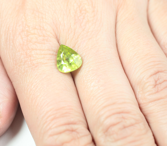 Желтовато-зеленый сфен 3,83 карата