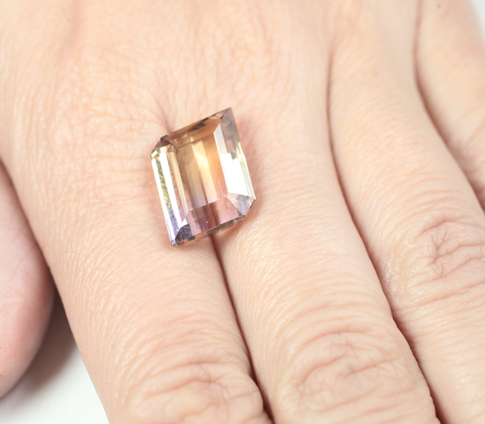 Контрастный аметрин авторской огранки 10,67 карата