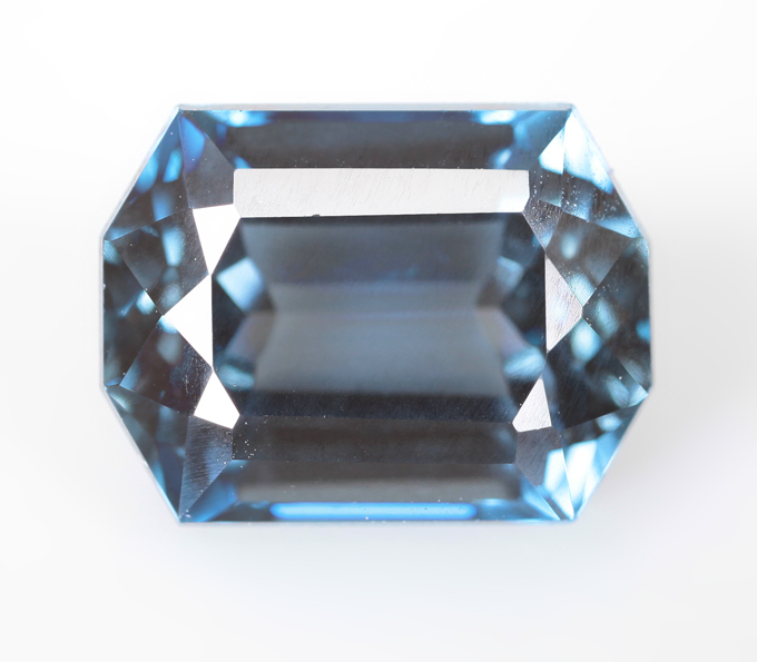 Чистейший London топаз авторской огранки 4,77 карата