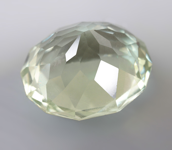 Чистейший зеленый аметист авторской огранки 11,26 карата