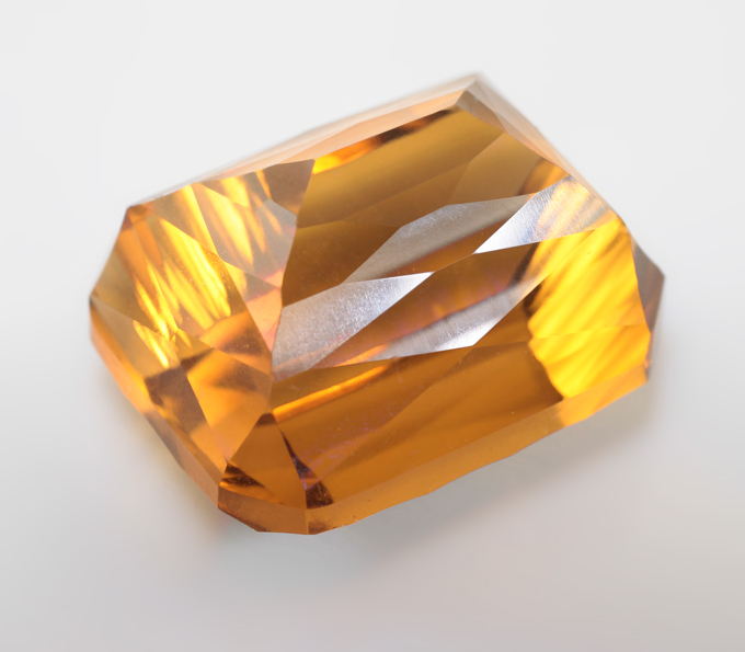 Чистейший крупный яркий цитрин лазерной огранки 19,59 карата