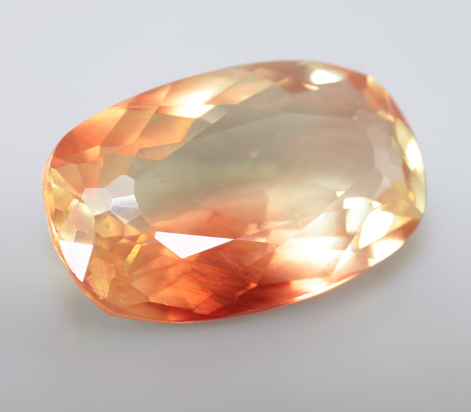 Крупный полихромный андезин 6,14 карата