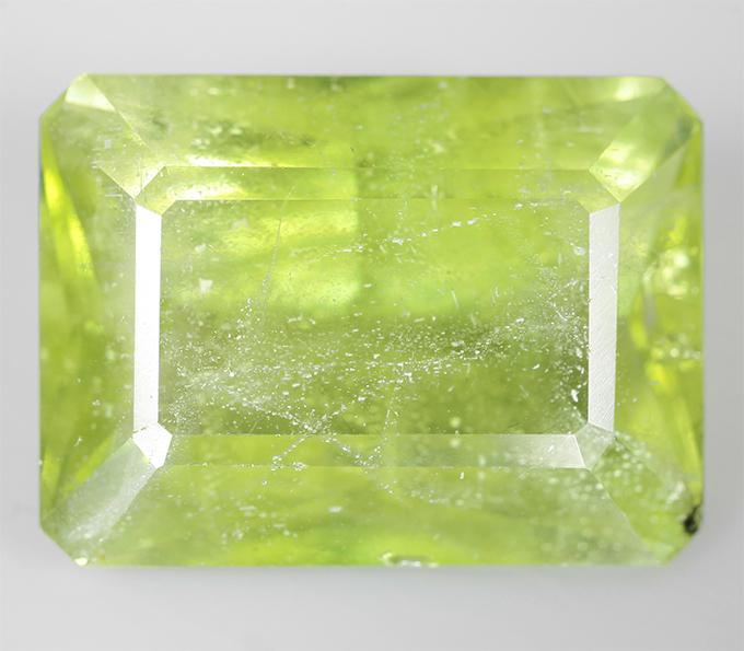 Крупный перидот 12,16 карата