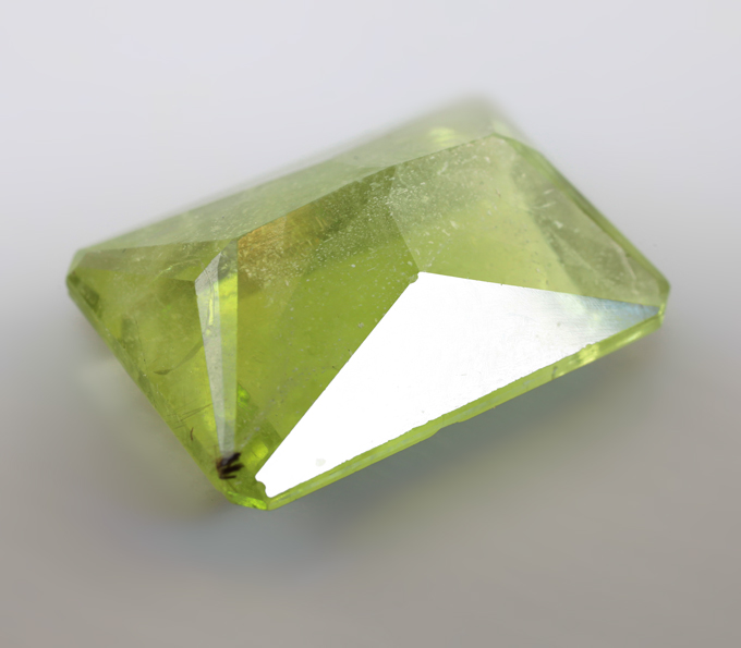 Крупный перидот 12,16 карата