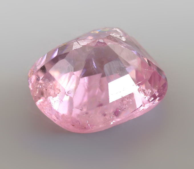 Неоново-розовая шпинель 0,87 карата