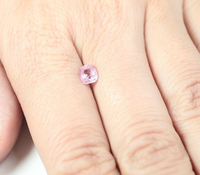 Неоново-розовая шпинель 0,87 карата
