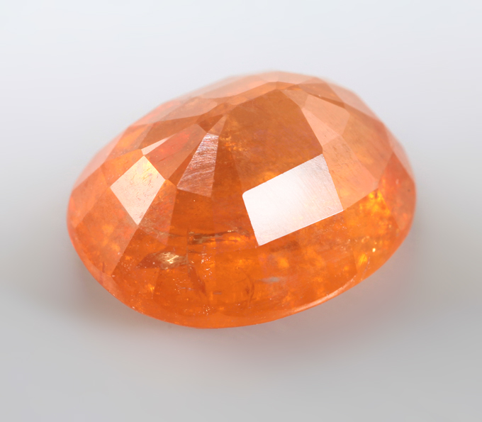 Крупный спессартин гранат цвета "фанта" 5,64 карата