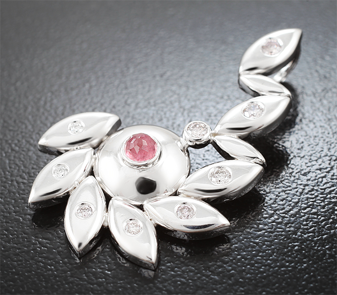 Кулон с биксбитом 0,21 карата и бриллиантами