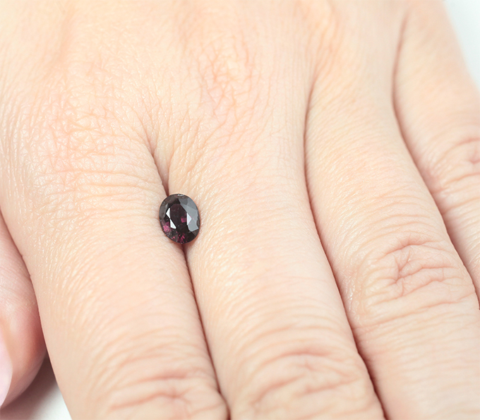 Красновато-пурпурная шпинель 0,98 карата