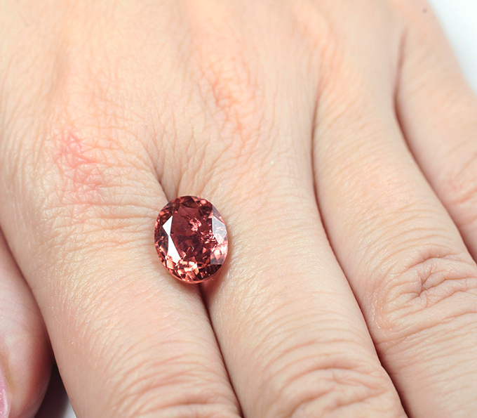 Оранжевато-красный турмалин 4,56 карата