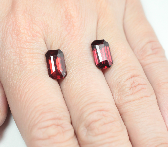 Крупная пара пиропов гранатов 8,97 карата