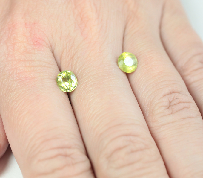 Пара желтовато-зеленых сфенов 2,17 карата