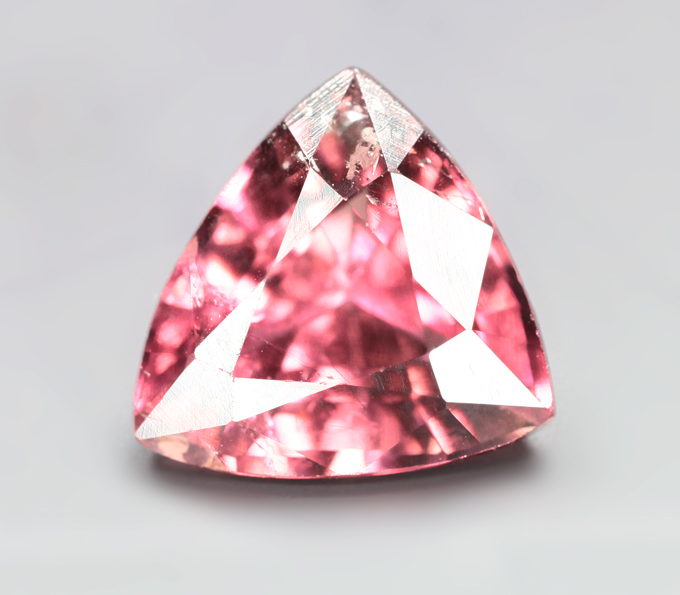 Яркий пурпурновато-красный турмалин 1,55 карата