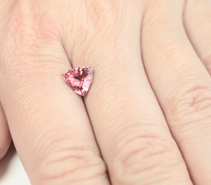 Яркий пурпурновато-красный турмалин 1,55 карата