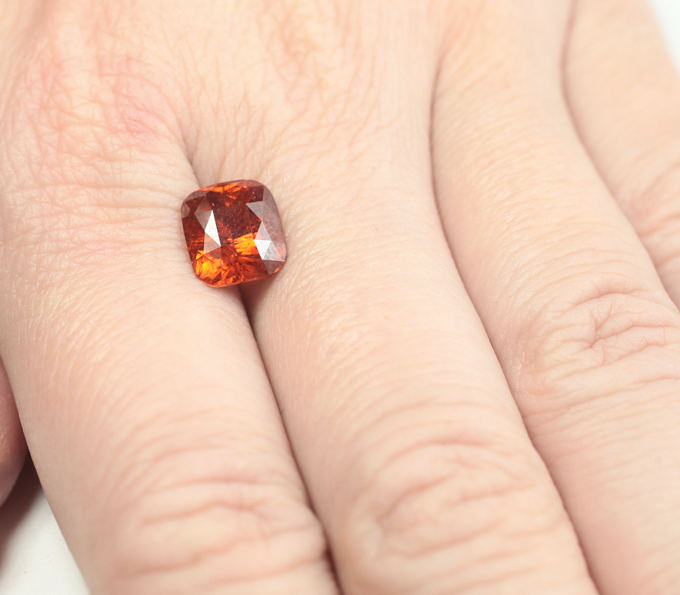 Яркий спессартин гранат 3,75 карата