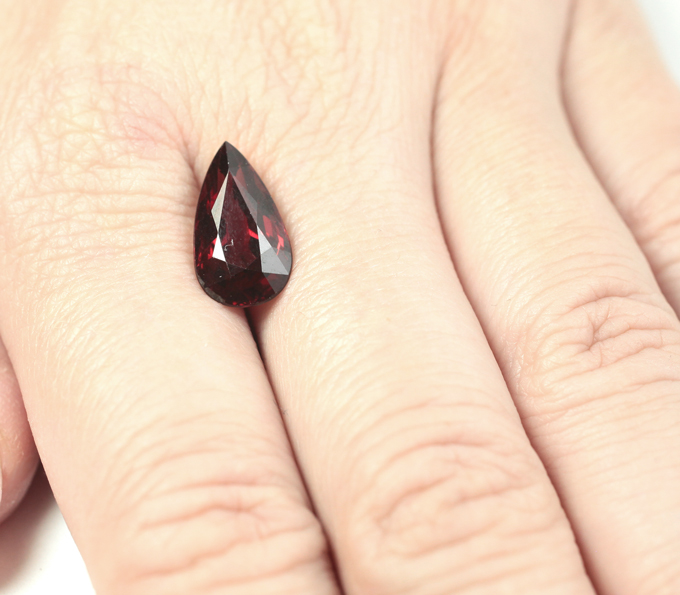 Чистейший крупный родолит гранат 5,48 карата