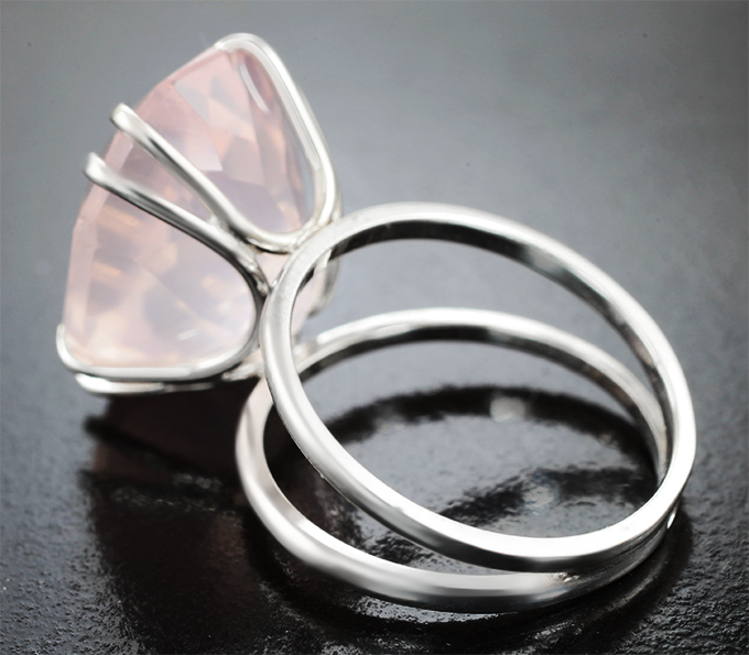 Кольцо с чистейшим крупным розовым кварцем эффектной огранки 15,48 карата