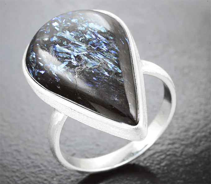 Кольцо с редким крупным нууммитом 16,51 карата