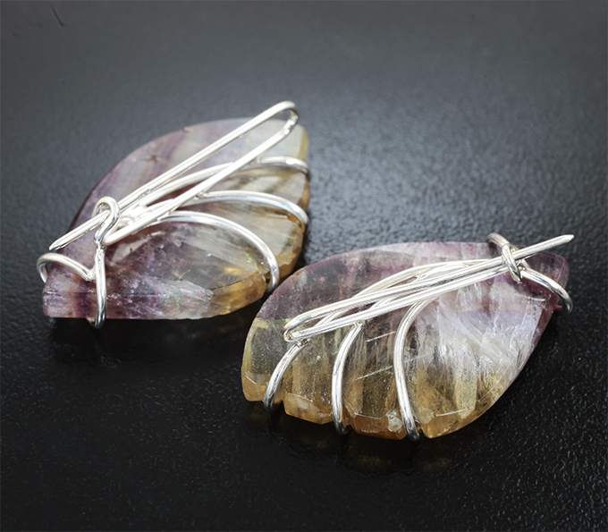 Броши с резными полихромными флюоритами 63,76 карата