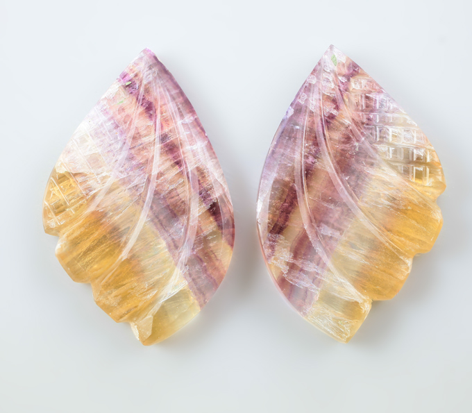 Броши с резными полихромными флюоритами 63,76 карата