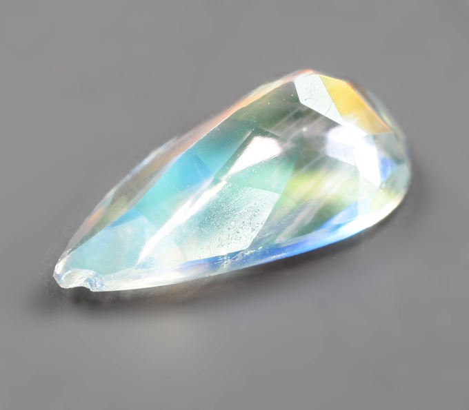 Ограненный лунный камень 1,21 карата