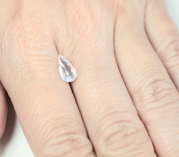 Ограненный лунный камень 1,21 карата