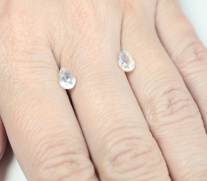 Пара ограненных лунных камней 1,21 карата