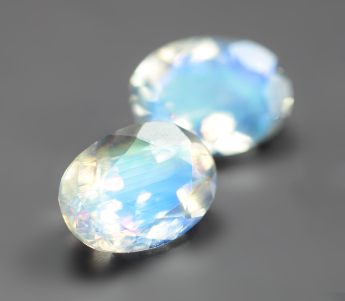 Пара ограненных лунных камней 1,56 карата