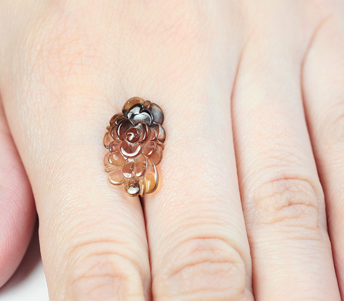 Резной полихромный турмалин 3,99 карата