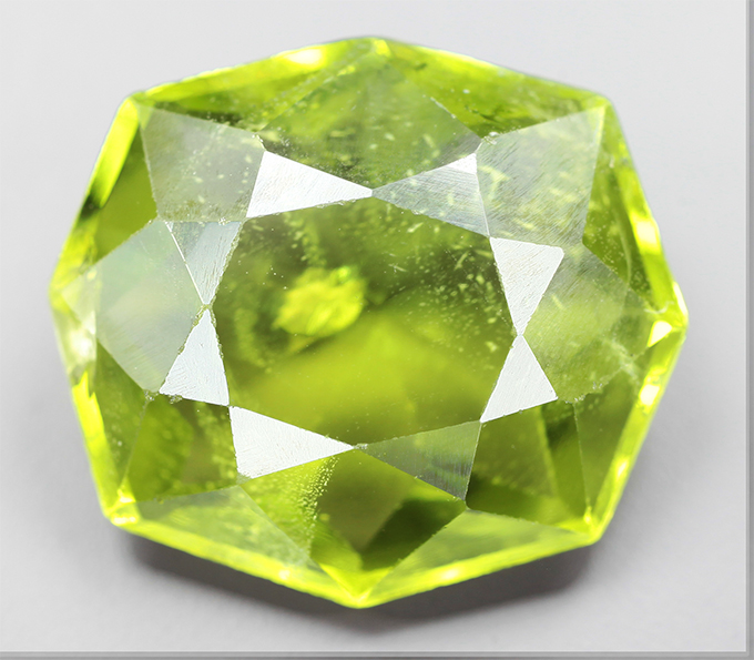 Перидот авторской огранки 5,75 карата