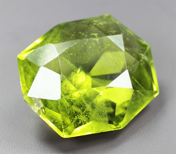 Перидот авторской огранки 5,75 карата