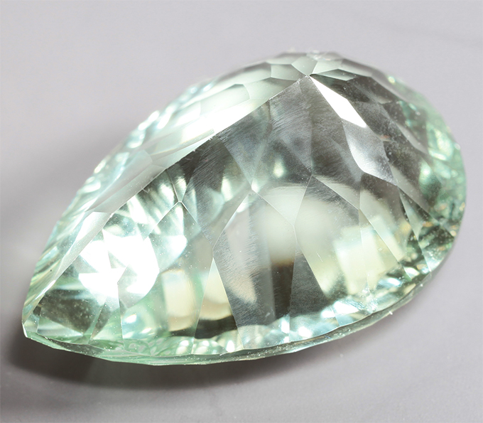 Чистейший крупный зеленый аметист лазерной огранки 23,25 карата