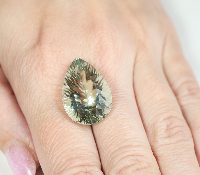 Чистейший крупный зеленый аметист лазерной огранки 23,25 карата