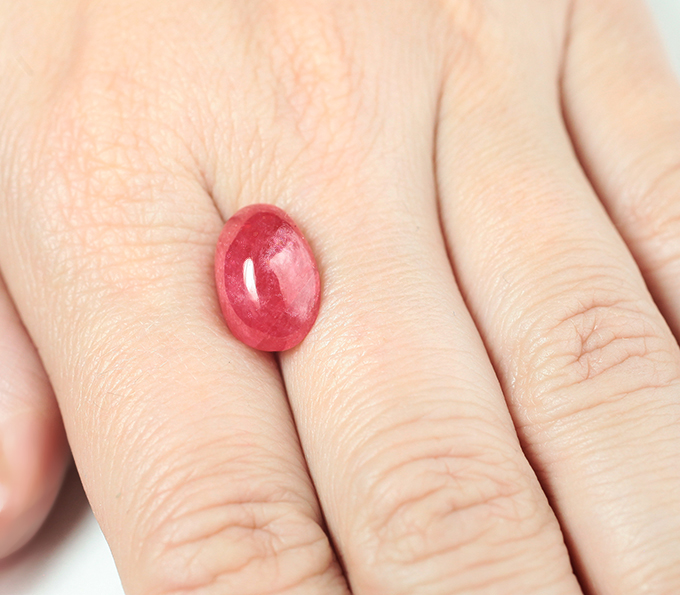 Редкий крупный родонит 8,87 карата