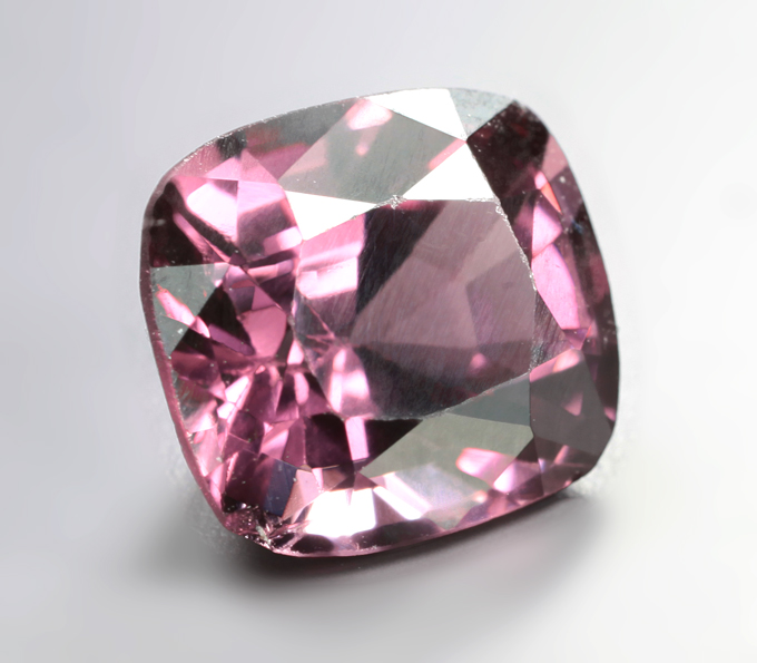 Розовато-пурпурная шпинель 1,62 карата