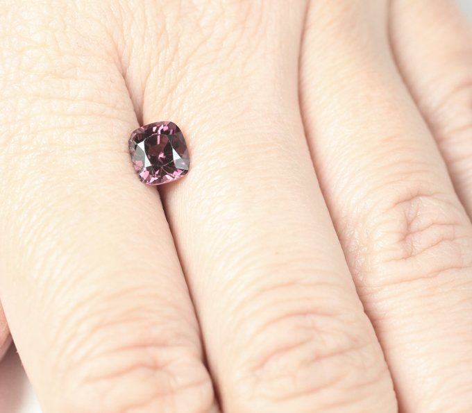 Розовато-пурпурная шпинель 1,62 карата