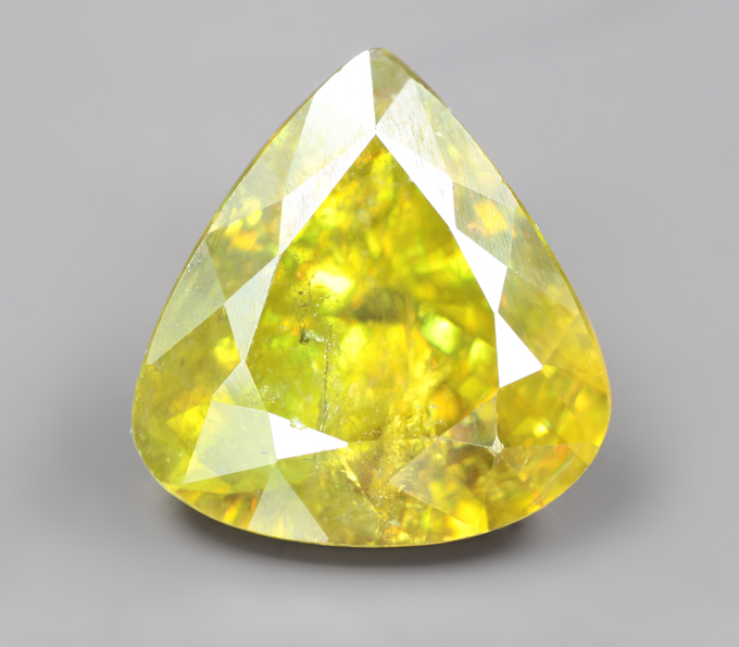 Крупный зелено-желтый сфен 5,78 карата