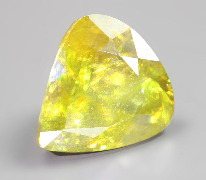 Крупный зелено-желтый сфен 5,78 карата