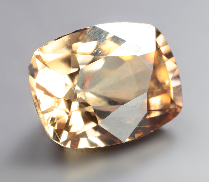 Оранжевато-желтый циркон 2,27 карата