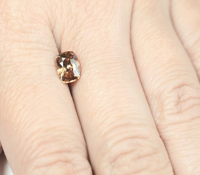 Оранжевато-желтый циркон 2,27 карата