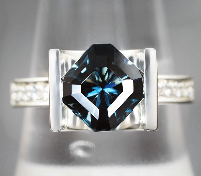 Кольцо с чистейшим синим London топазом авторской огранки 2,86 карата и лейкосапфирами