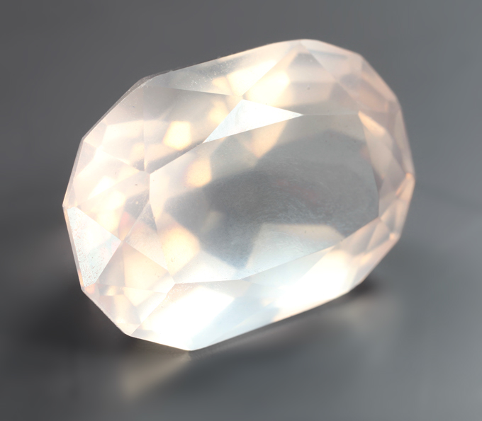 Чистейший крупный розовый кварц эффектной огранки 20,68 карата