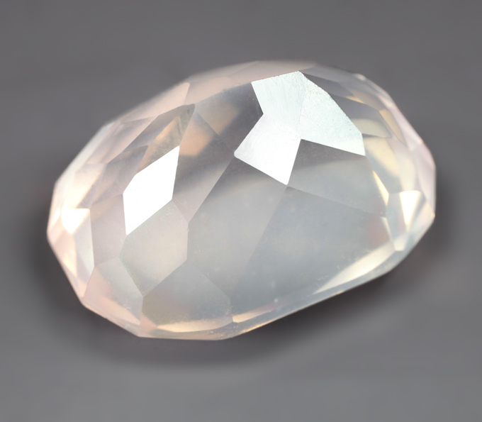 Чистейший крупный розовый кварц эффектной огранки 20,68 карата