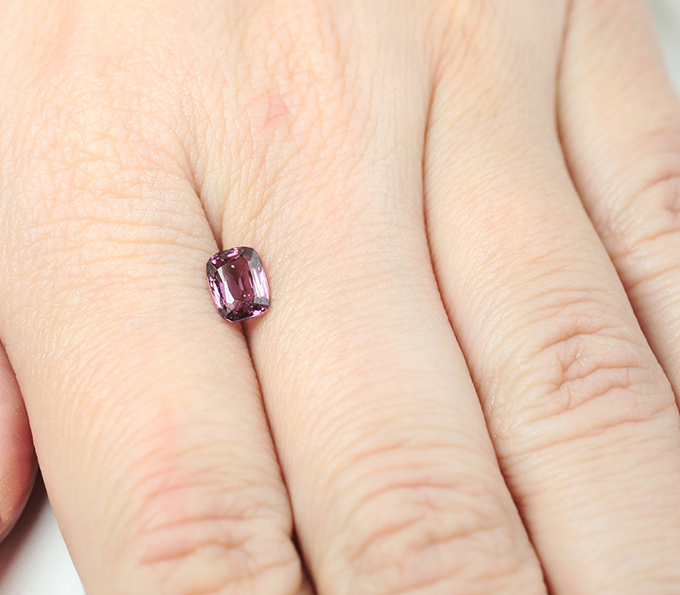 Пурпурно-розовая шпинель 1,03 карата