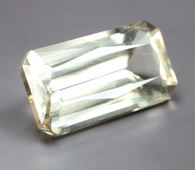 Крупный скаполит высокой чистоты 11,12 карата