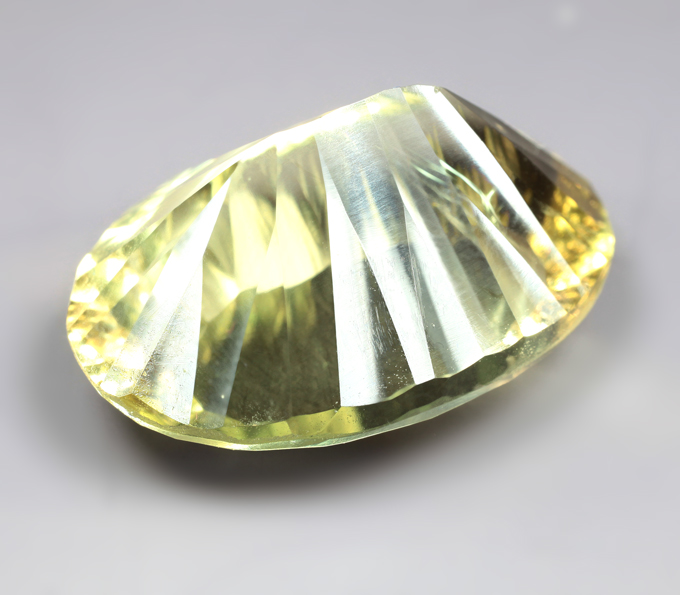 Чистейший крупный лимонный цитрин лазерной огранки 39,21 карата