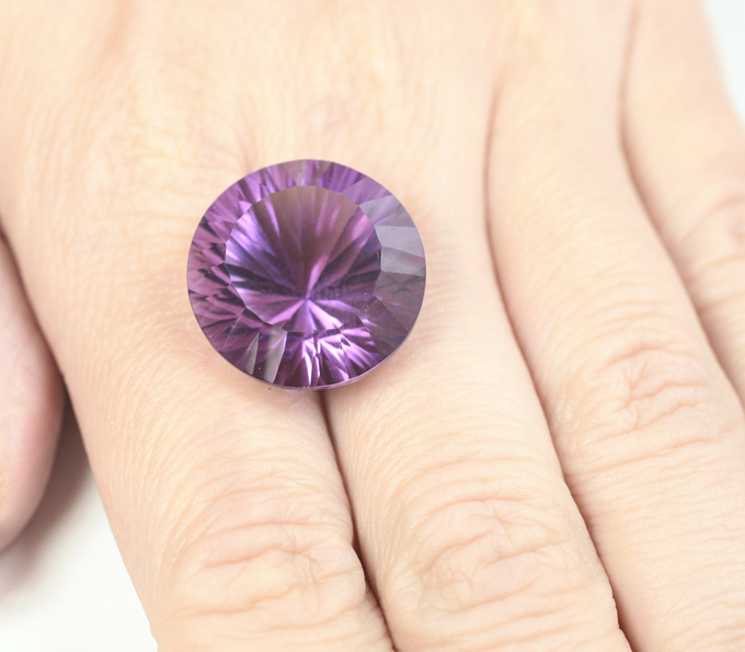 Чистейший крупный аметист лазерной огранки 27,58 карата