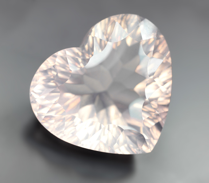 Крупный! Чистейший розовый кварц лазерной огранки 56,07 карата