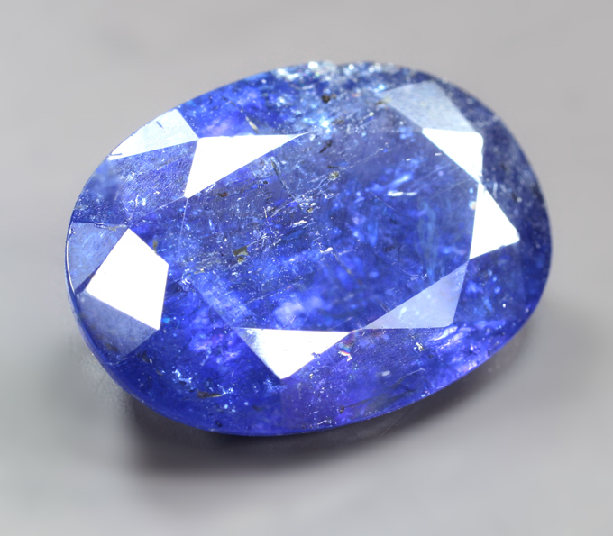 Насыщенный яркий бархатисто-синий танзанит 8,97 карата