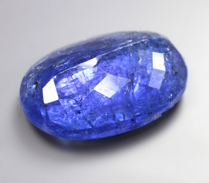 Насыщенный яркий бархатисто-синий танзанит 8,97 карата